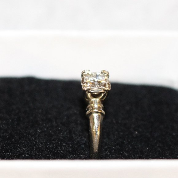 .35 CT Untreated Mined Diamond Ring in White Gold - Picture 5 of 9